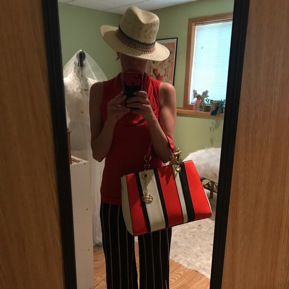 Meet your Posher, Stacy - Picture 4 of 4